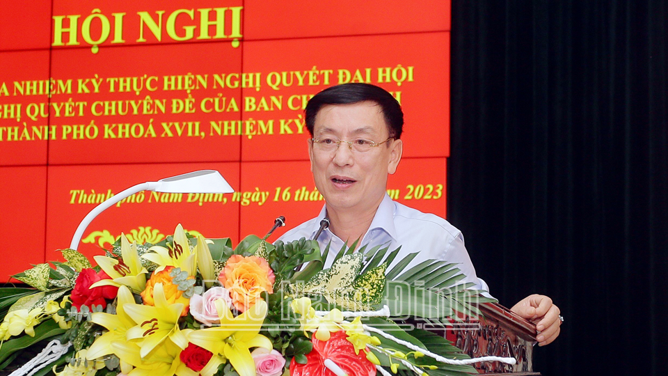 Đồng chí Chủ tịch UBND tỉnh Phạm Đình Nghị phát biểu chỉ đạo tại hội nghị. 