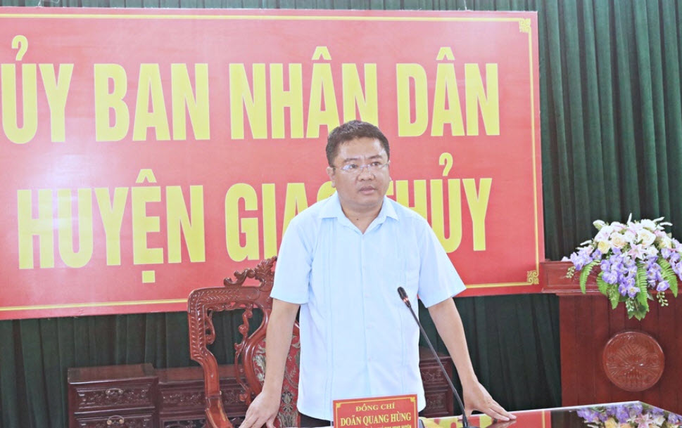 Đồng chí Doãn Quang Hùng - Chủ tịch UBND Huyện phát biểu chỉ đạo, kết luận Hội nghị.