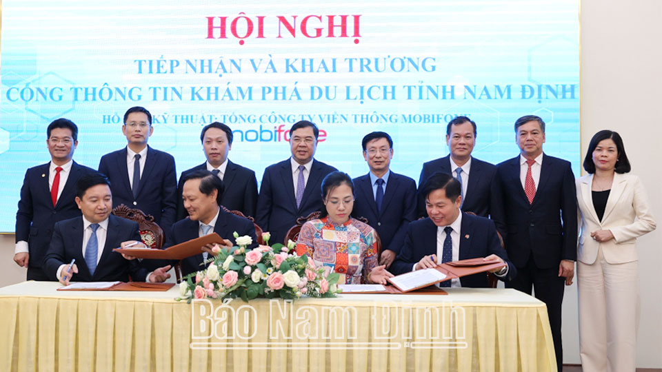 Các đồng chí lãnh đạo tỉnh, Bộ Thông tin và Truyền thông chứng kiến lễ ký kết xây dựng và phát triển Công thông tin khám phá du lịch tỉnh Nam Định.
