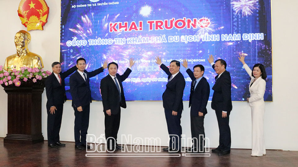 Các đồng chí lãnh đạo tỉnh, Bộ Thông tin và Truyền thông, Tổng Công ty Viễn thông Mobifone thực hiện nghi thức khai trương Cổng thông tin khám phá du lịch tỉnh Nam Định.