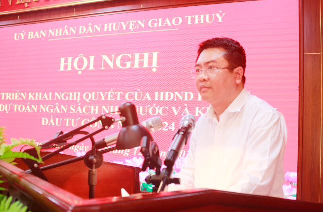 Đồng chí Doãn Quang Hùng - Phó Bí thư huyện ủy, Chủ tịch UBND huyện phát biểu tại hội nghị
