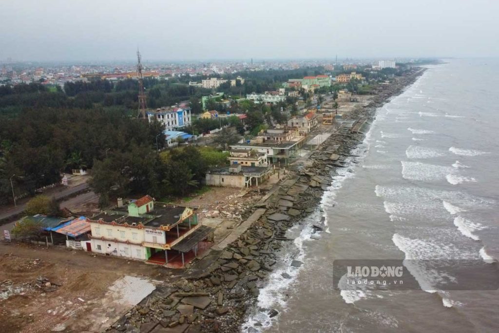 Tháo dỡ kiot khu bờ kè sạt lở gần 2km tại phố du lịch biển ở Nam Định