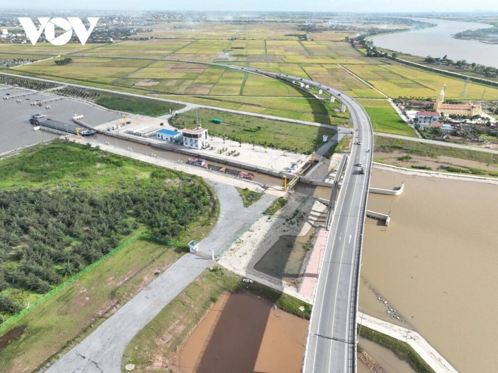 Ninh Bình đang đẩy nhanh giải phóng mặt bằng để xây dựng cầu Ninh Cường hơn 800 tỷ đồng thay thế cầu phao, qua đó hoàn thiện hạ tầng giao thông, tăng kết nối qua sông Ninh Cơ và tạo động lực phát triển Khu kinh tế biển Ninh Cơ.